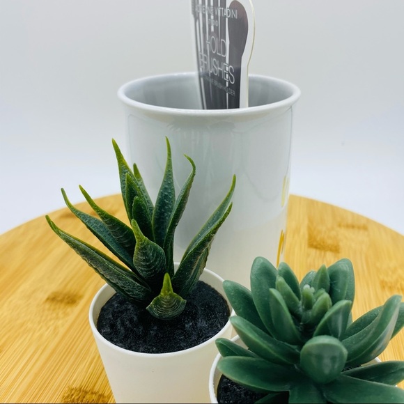 "Wake-up and Makeup" | Makeup Bush Holder - Picture 7 of 10